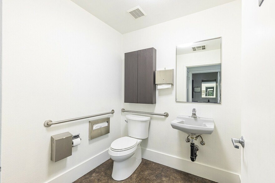 More Photos Of 7300 Healdsburg Ave, Sebastopol Office For Lease