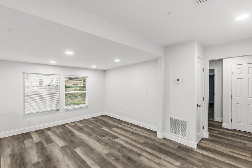 More Photos Of 2726 6th Ave W, Bradenton Serviced Offices For Sale