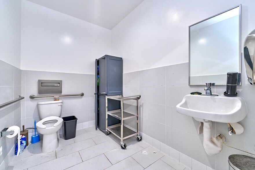 More Photos Of 3031 W Olympic Blvd, Los Angeles Freestanding For Sale