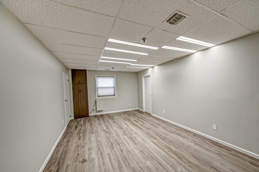 More Photos Of 609 Acorn St, Deer Park Warehouse For Sale