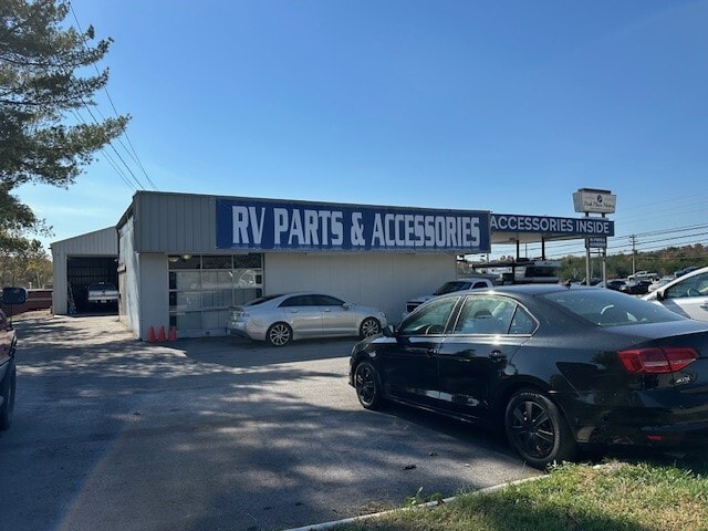 More Photos Of 21 Executive Dr, Crossville Service Station For Sale