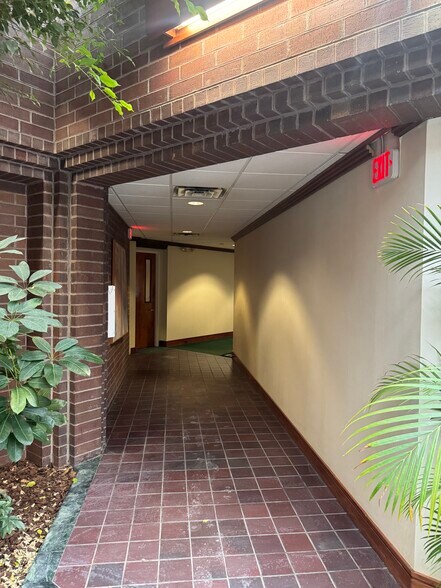 More Photos Of 24400 Highpoint Rd, Beachwood Medical For Lease