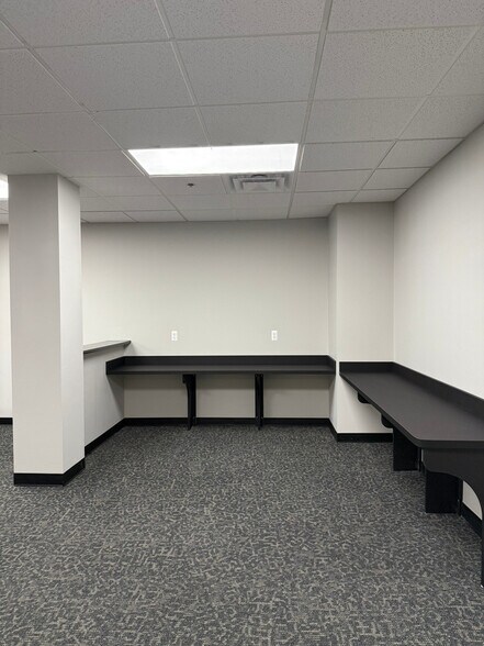 More Photos Of 901 Wilshire Dr, Troy Office For Lease