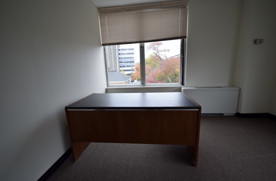 More Photos Of 701 W Broad St, Falls Church Office For Lease