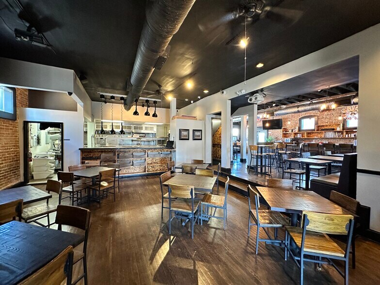 More Photos Of 917 W 44th St, Kansas City Restaurant For Sale