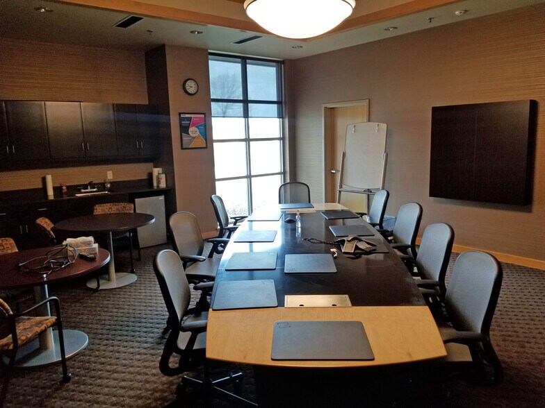 More Photos Of 2571 S Hemlock Rd, Green Bay Office For Sale