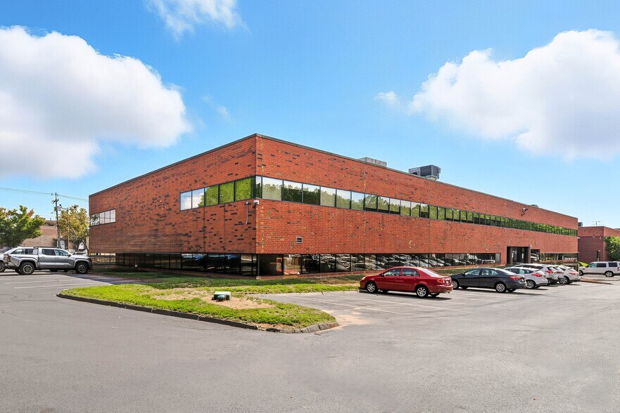 More Photos Of 325 Wood Rd, Braintree Office For Lease