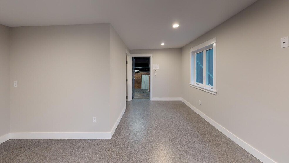 More Photos Of 1425 SE 9th St, Warrenton Warehouse For Lease
