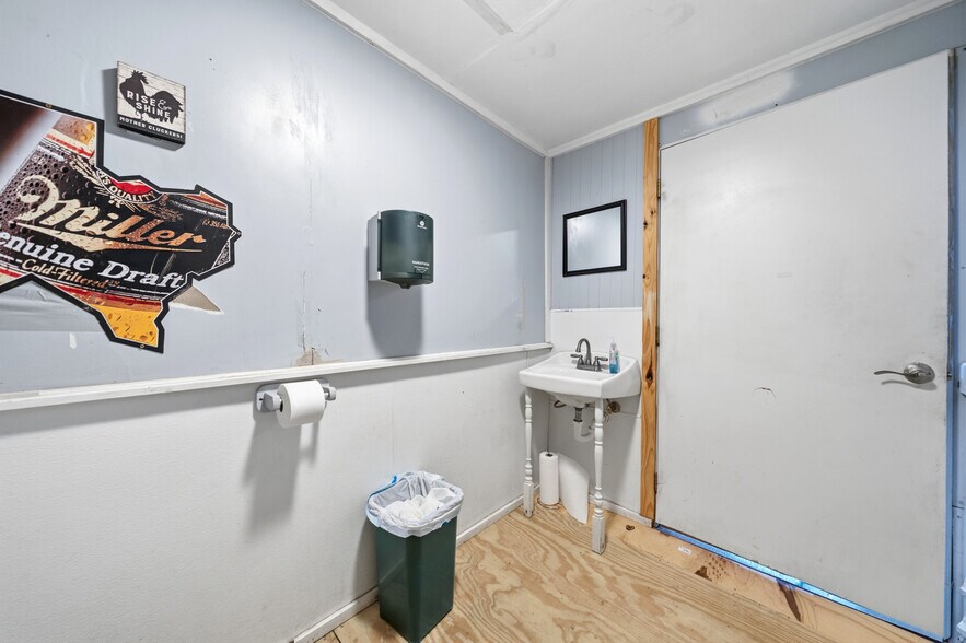 More Photos Of 106 E Elm St, Hillsboro Specialty For Sale