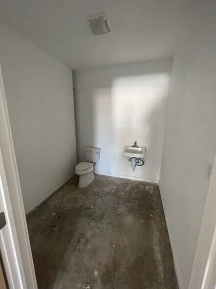 More Photos Of 4230 US-67, Cleburne Warehouse For Lease