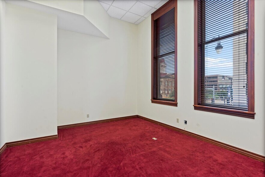 More Photos Of 200 S 6th St, Springfield Office For Lease