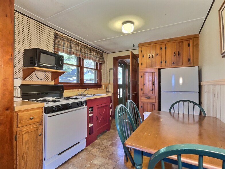 More Photos Of 8475 Hillcrest Ln, Saint Germain Hotel For Sale