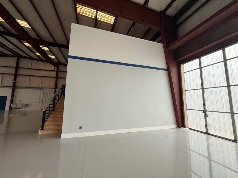 More Photos Of 260 W Aviation Way, Newnan Specialty For Lease