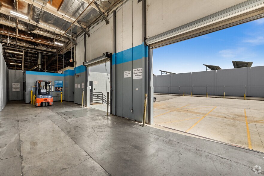 More Photos Of 21350 Lassen St, Chatsworth Warehouse For Lease