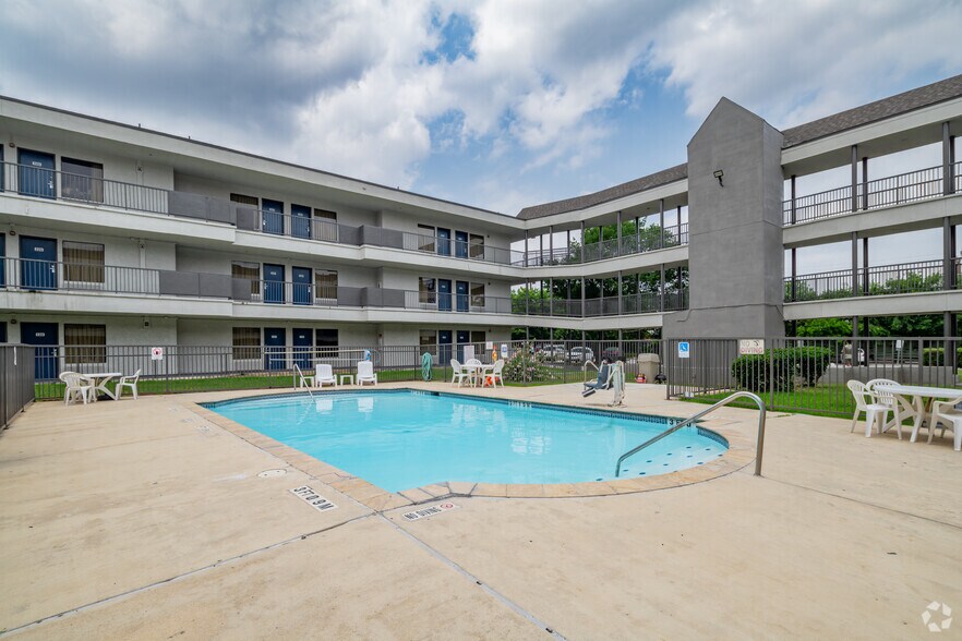 More Photos Of 11221 San Pedro Ave, San Antonio Hotel For Sale