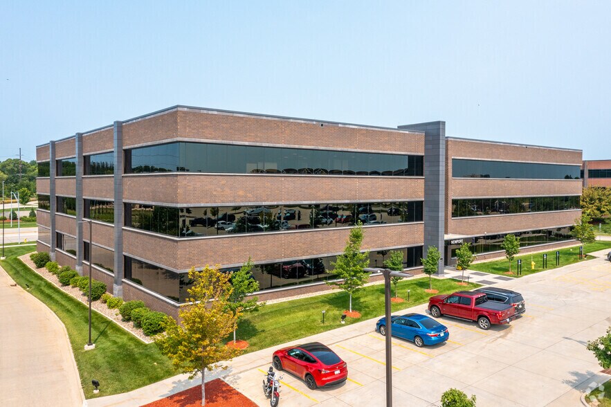 More Photos Of 1075 Jordan Creek Pky, West Des Moines Office For Lease