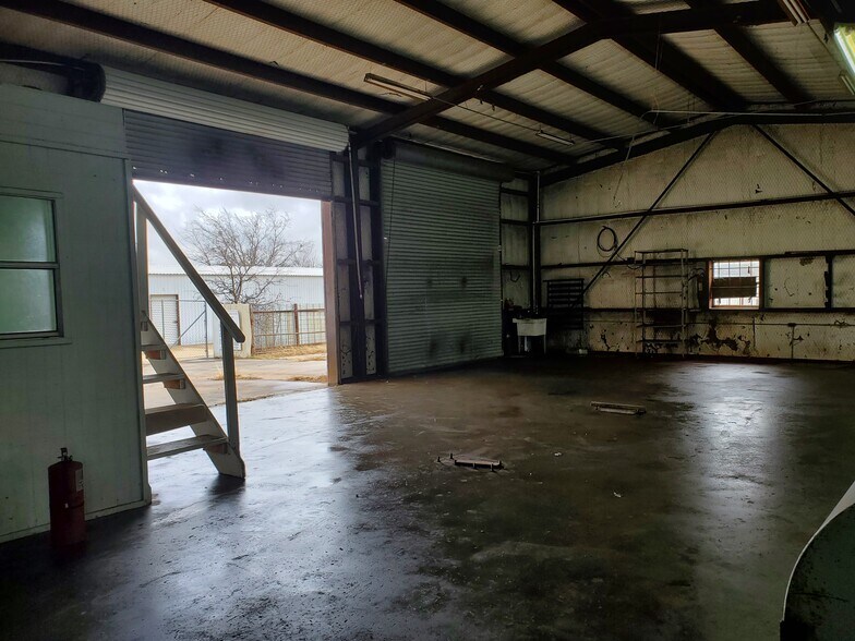 More Photos Of 108 West Gillum, Grandview Warehouse For Sale