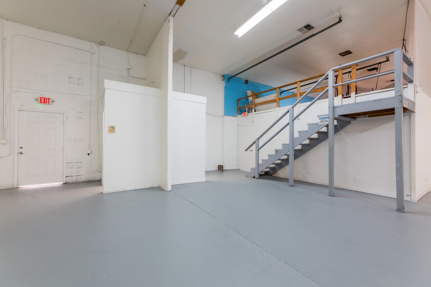 More Photos Of 128 Tomahawk Dr, Indian Harbour Beach Warehouse For Lease