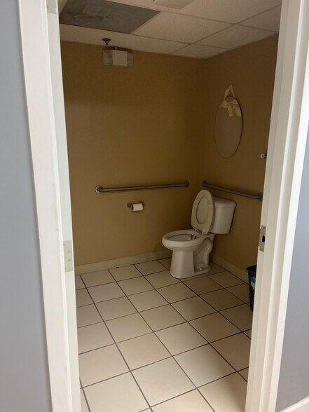 More Photos Of 189 Poplar Pl, North Aurora Warehouse For Lease