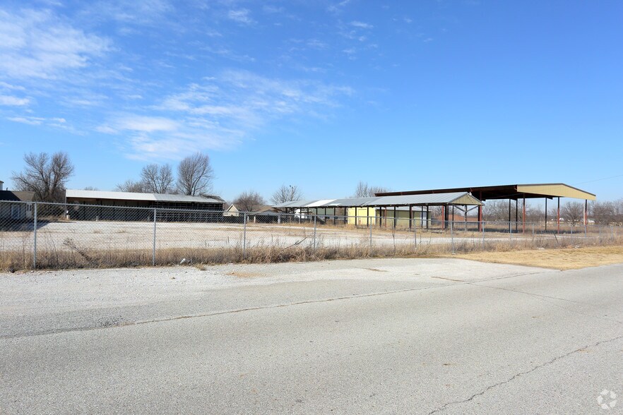 More Photos Of 102 Lanell Dr, Grove Freestanding For Lease