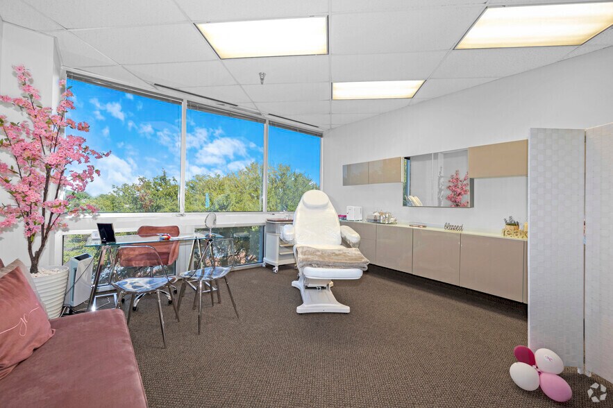 More Photos Of 15150 Preston Rd, Dallas Coworking Space