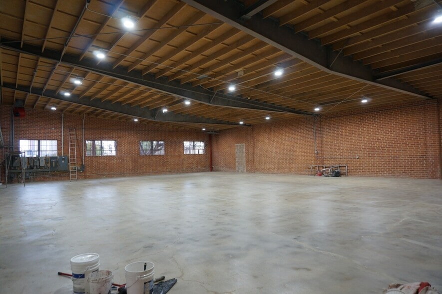 More Photos Of 1604 Venice Blvd, Los Angeles Showroom For Lease