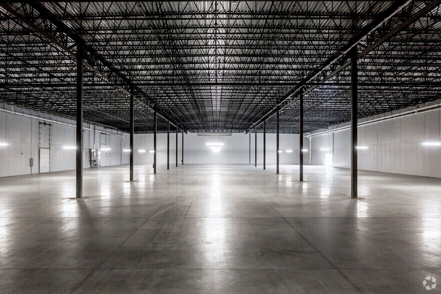 More Photos Of 8787 Snouffer School Rd, Gaithersburg Warehouse For Lease