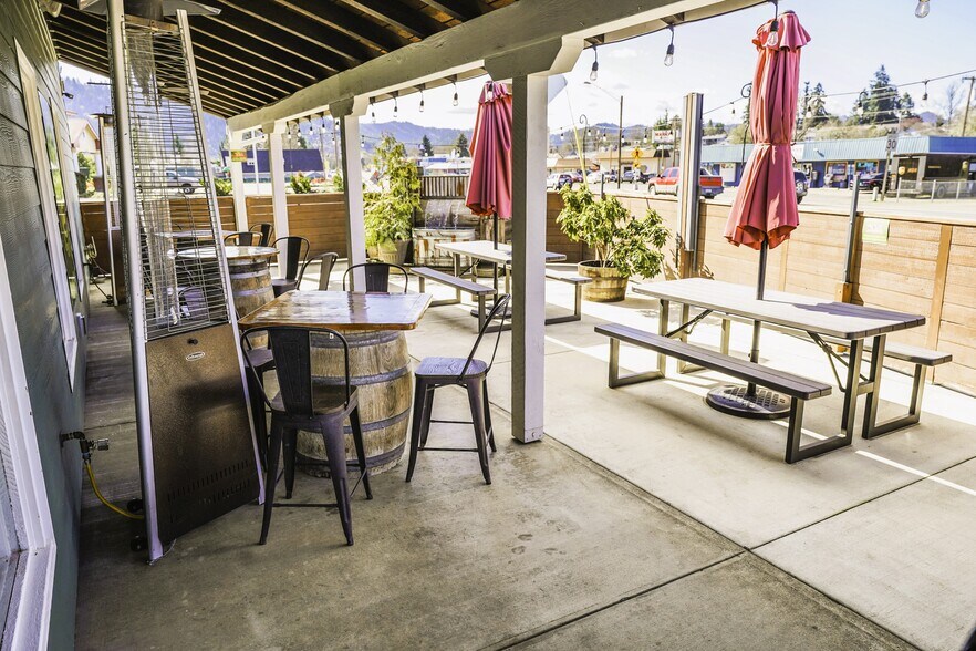 More Photos Of 194 SE Main St, Winston Flex For Sale