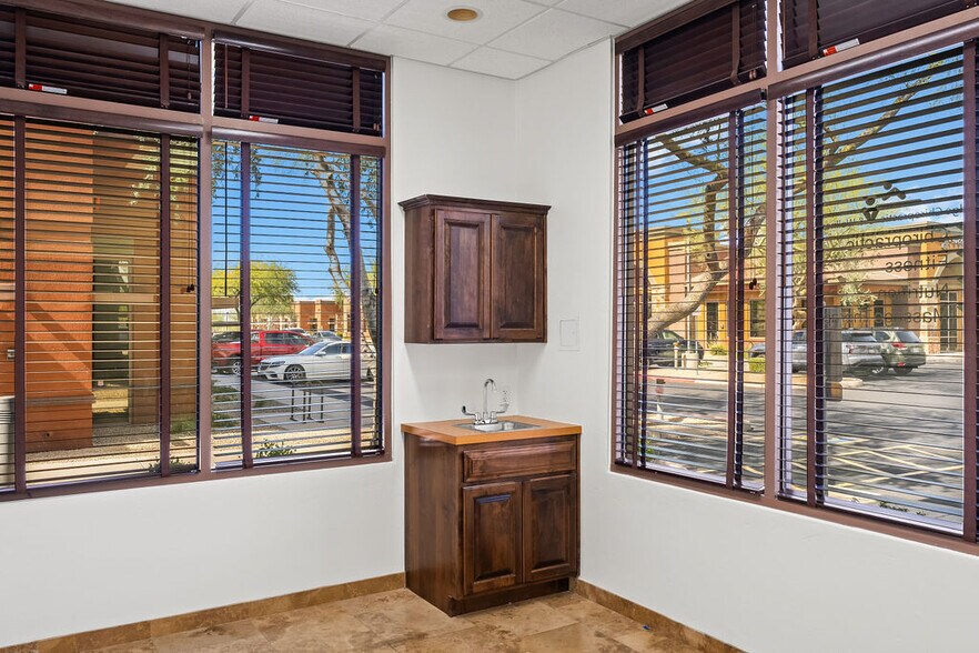 More Photos Of 7336 E Deer Valley Rd, Scottsdale Office For Sale