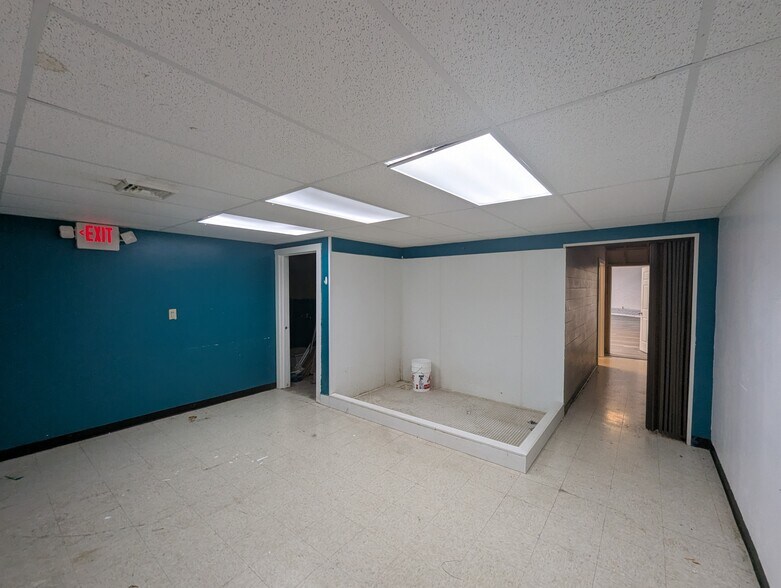 More Photos Of 6926 N University St, Peoria General Retail For Lease