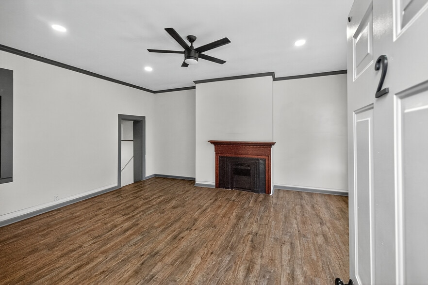 More Photos Of 102 W High St, Lexington General Retail For Sale