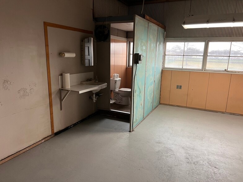 More Photos Of 636 Third Ave, Dallas Warehouse For Sale