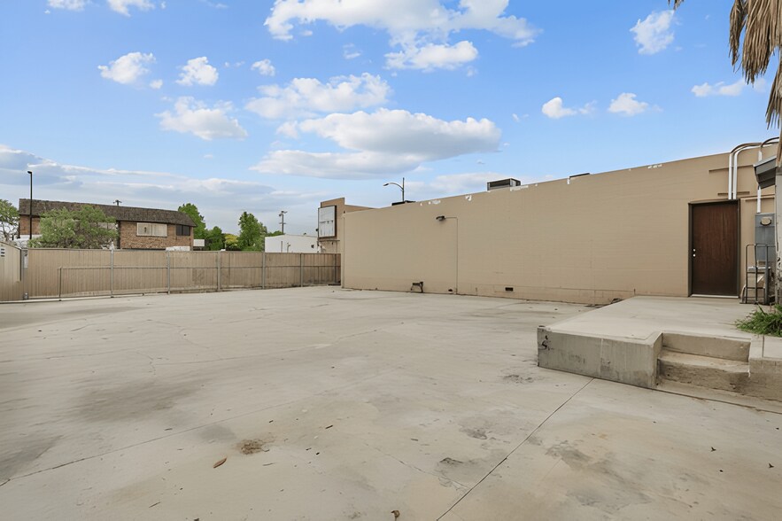 More Photos Of 4204 W Burbank Blvd, Burbank General Retail For Sale