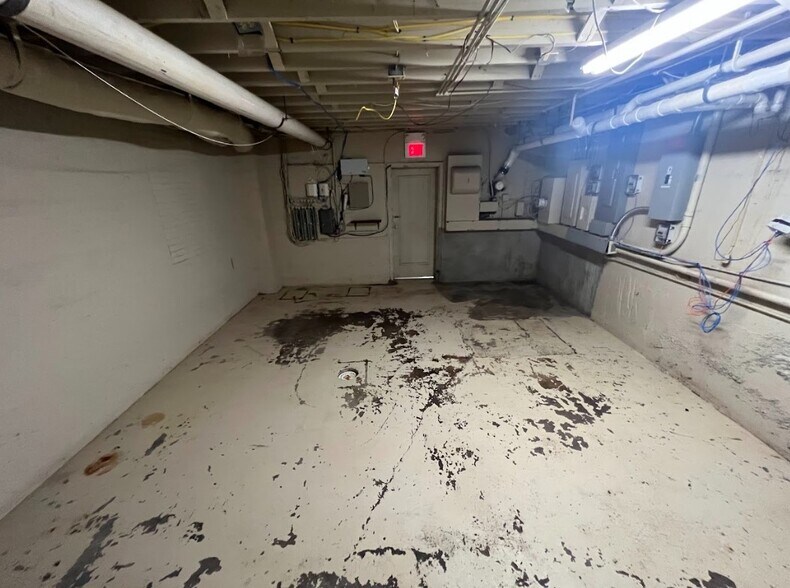 More Photos Of 43 Grove St, Peterborough Freestanding For Sale