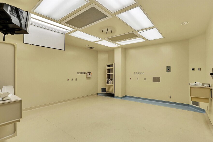 More Photos Of 711 W Gardner Dr, Marion Medical For Sale