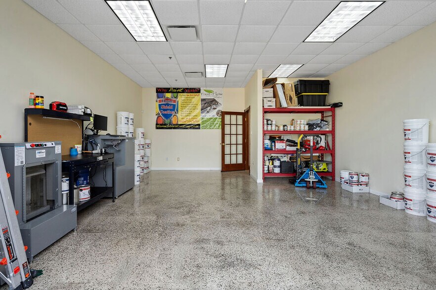 More Photos Of 7901 Kingspointe Pky, Orlando Showroom For Sale