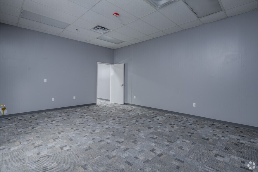 More Photos Of 10120 Fischer Rd, Von Ormy Distribution For Sale