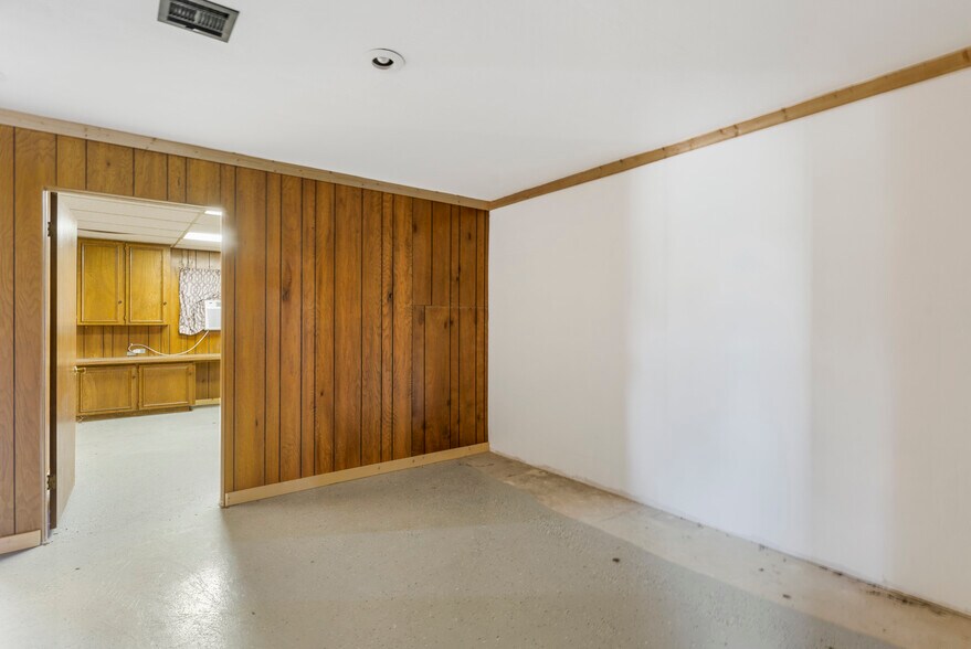 More Photos Of 600 W Cherry St, Cushing Warehouse For Lease