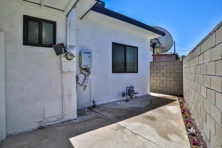 More Photos Of 2111 Scott Rd, Burbank Apartments For Sale