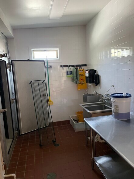 More Photos Of 1765 Meriden-Waterbury Tpke, Plantsville Restaurant For Lease