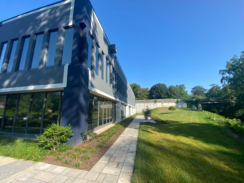 More Photos Of 290 Interstate N Cir SE, Atlanta Office For Lease