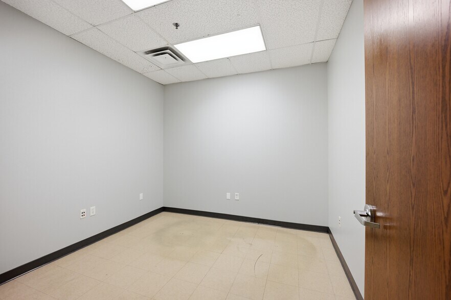 More Photos Of 3701 S Thomas Rd, Oklahoma City Distribution For Lease