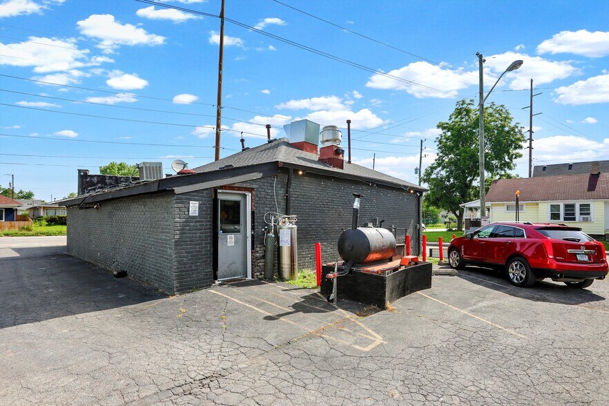 More Photos Of 2023 E Southeastern Ave, Indianapolis Restaurant For Sale