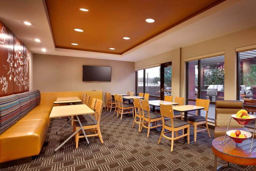 More Photos Of 10865 W Dodge Rd, Omaha Hotel For Sale