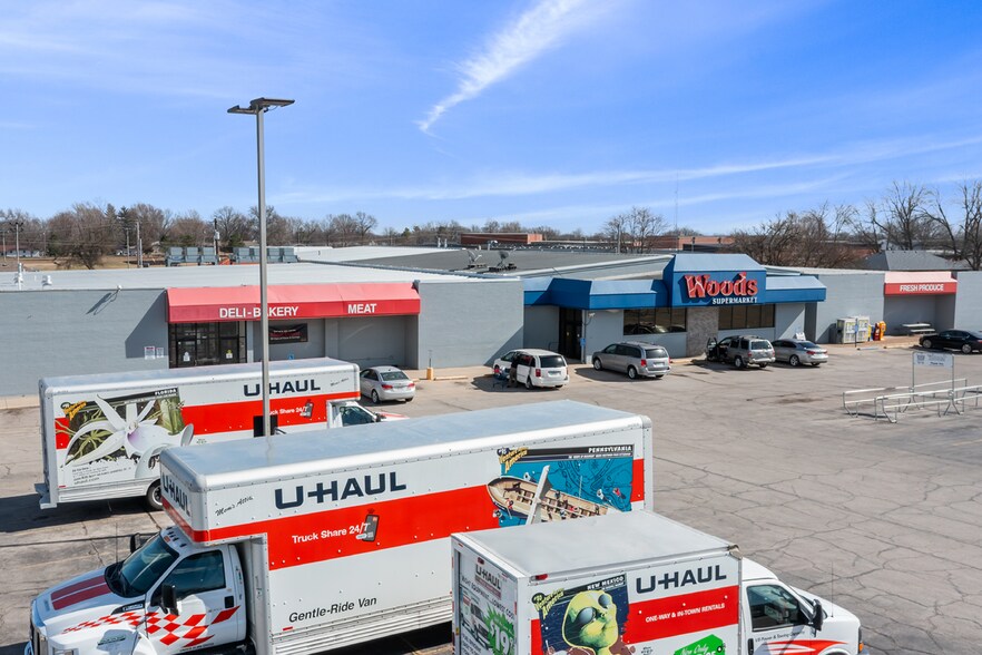 Primary Photo Of 1002 S Aurora St, Eldon Supermarket For Sale