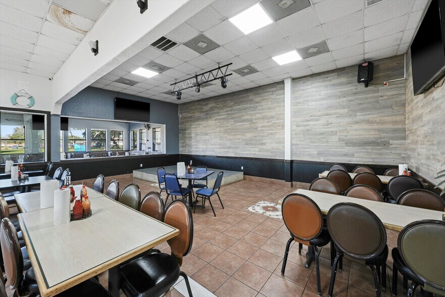 More Photos Of 918 W Plantation Dr, Clute Restaurant For Sale