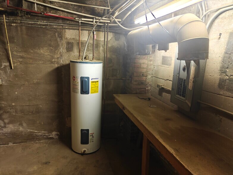 More Photos Of 208 1st St, McCook Office For Sale