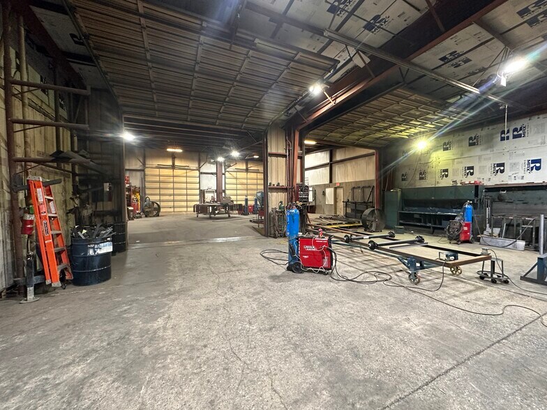 More Photos Of 1301 S 3rd St, Chickasha Distribution For Lease