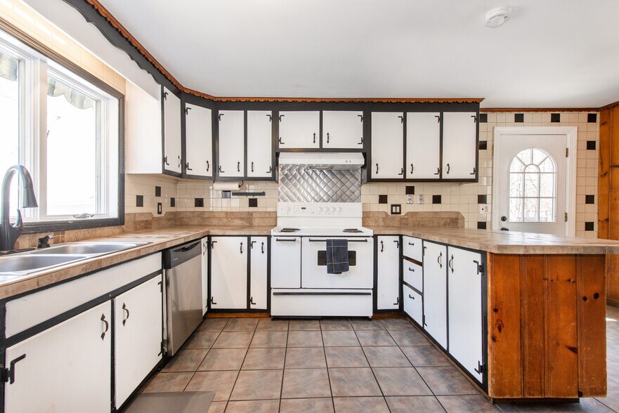 More Photos Of 8 Stonehedge Ln, Byram Township Veterinarian Kennel For Sale