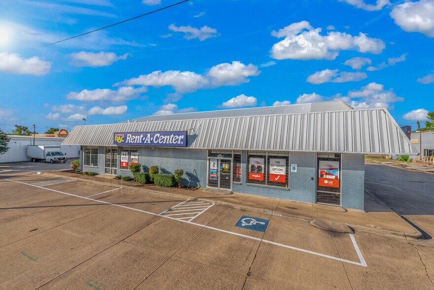 More Photos Of 1300 S Texas Ave, Bryan Freestanding For Sale